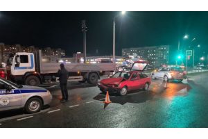 Пенсионерка пострадала в результате столкновения легковушки и грузовика в Речице
