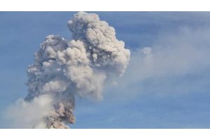 На Курильских островах вулкан Эбеко выбросил пепел на высоту 3 км