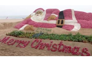 Гигантскую фигуру Санта-Клауса из песка создали на пляже в Индии