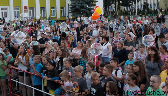 В Добруше прошел фестиваль светящихся шаров