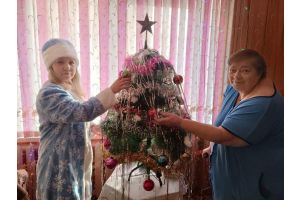 Дарят заботу и праздничное настроение: работники Добрушского ТЦСОН активно включились в акцию 