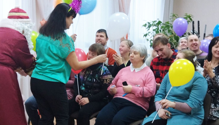 Медики поздравили с рождественскими праздниками инвалидов в центре соцобслуживания
