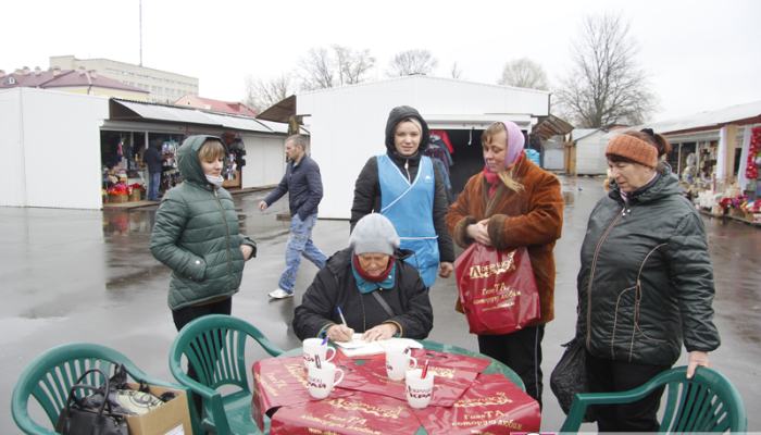 На центральном рынке Добруша прошел День подписчика газеты "Добрушскі край"