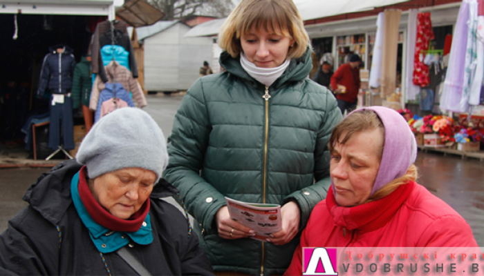 На центральном рынке Добруша прошел День подписчика газеты "Добрушскі край"