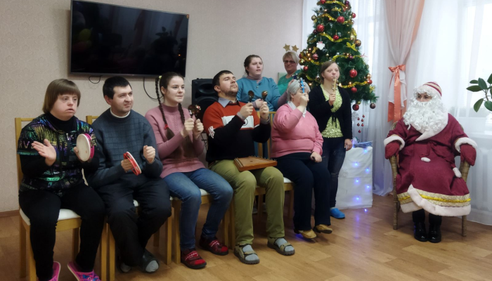 Медики поздравили с рождественскими праздниками инвалидов в центре соцобслуживания