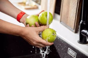 Зачем фрукты иногда нужно мыть мылом или кипятком