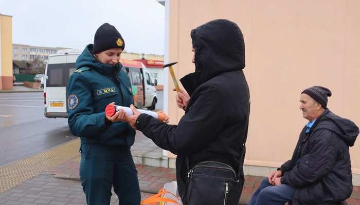 «Забили» на сигарету и устроили противопожарные дебаты:  добрушские спасатели проводят акцию «Не прожигай свою жизнь»