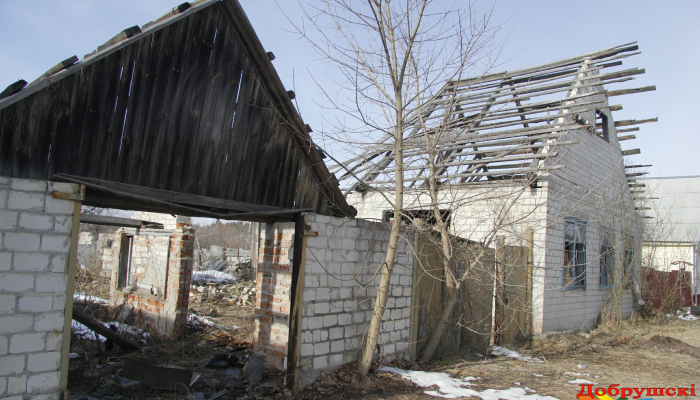 Полуразрушенный дом на улице Революционной в Добруше представляет потенциальную угрозу