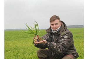 Галоўны аграном сельгаспрадпрыемства «Абарона» расказаў, чаму яго штодня вучаць калектыў і зямля