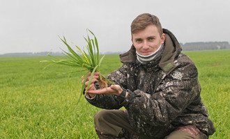 Галоўны аграном сельгаспрадпрыемства «Абарона» расказаў, чаму яго штодня вучаць калектыў і зямля