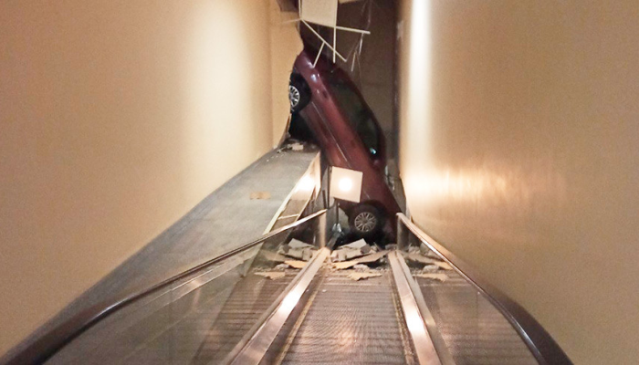 В минском торговом центре авто протаранило кирпичную стену паркинга и упало на эскалатор
