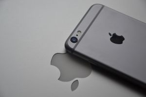 Apple ограничила продажу iPhone до двух штук на руки