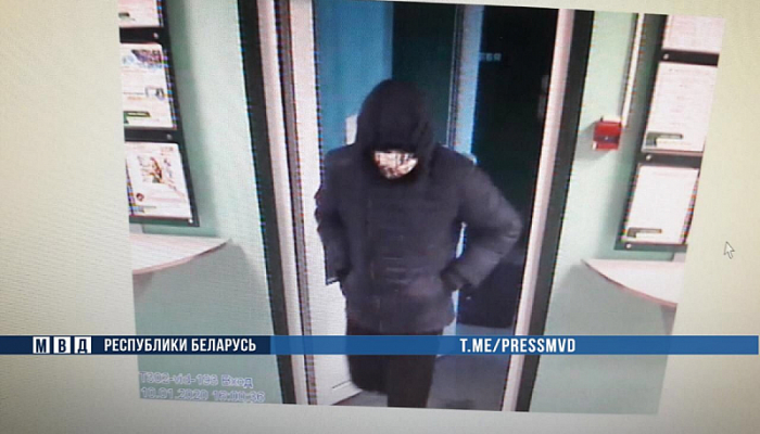 Угрожал предметом, похожим на пистолет: дерзкое ограбление банка в поселке Большевик Гомельского района
