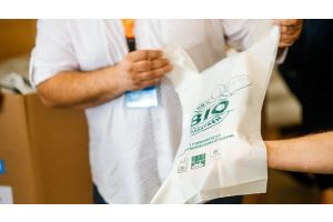 В Беларуси впервые начали производить биопакеты из кукурузы