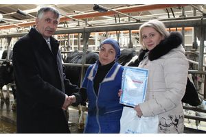 На фермах Добрушского района продолжается ежемесячное подведение итогов соревнования среди операторов машинного доения коров