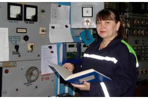 В Добрушской бумажной фабрике «Герой труда» электромонтером трудится женщина