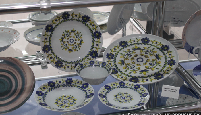 Цифровая история на тарелке. С начала года работники Добрушского фарфорового завода создали около 20 новых линеек посуды