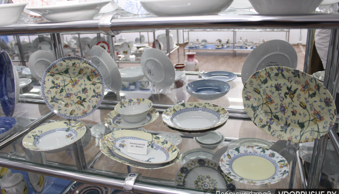 Цифровая история на тарелке. С начала года работники Добрушского фарфорового завода создали около 20 новых линеек посуды