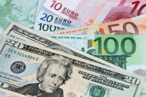 Евро подорожал, доллар, российский рубль и юань подешевели на торгах 12 сентября