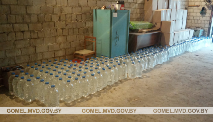 В Добрушском районе пресечена перевозка более 2,5 тысячи литров спиртосодержащей продукции