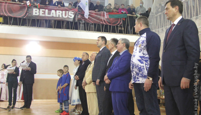 Максим Рыженков болеет за добрушан во время открытия международного турнира по мини-футболу среди ветеранов