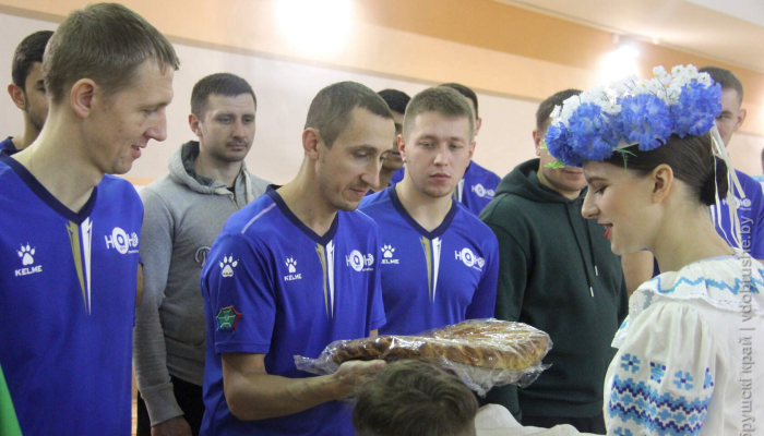 Максим Рыженков болеет за добрушан во время открытия международного турнира по мини-футболу среди ветеранов