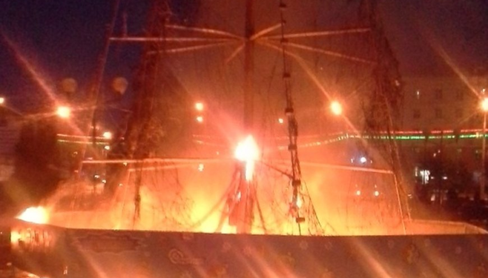 Новогодняя елка сгорела на площади в Гомеле