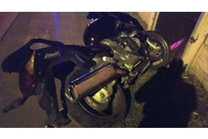В Гомеле мотоциклист скрывался от ГАИ и врезался в забор