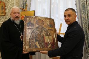 Добрушские правоохранители вернули в Гомельскую епархию украденные из церкви старинные иконы