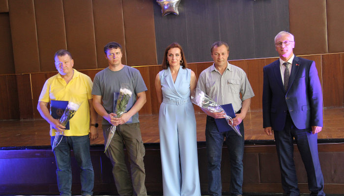 Ко Дню работников лёгкой промышленности на Добрушском фарфоровом заводе устроили торжественный концерт