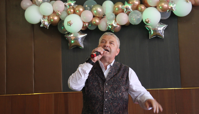 Ко Дню работников лёгкой промышленности на Добрушском фарфоровом заводе устроили торжественный концерт