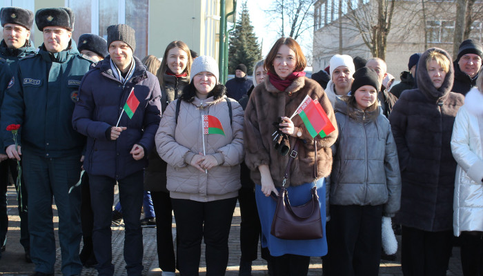 Жители и гости города почтили память воинов и партизан, отдавших жизни за мир и свободу на нашей земле