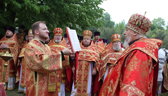 Крестный ход направляется к бывшему Свято-Макарьевскому монастырю в посёлке Рассвет Добрушского района