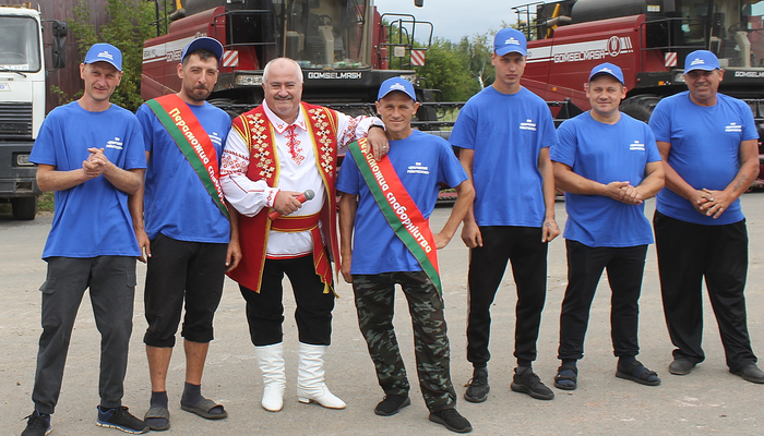 В Добрушском райагросервисе организовали мини-концерт и награждение лучших аграриев