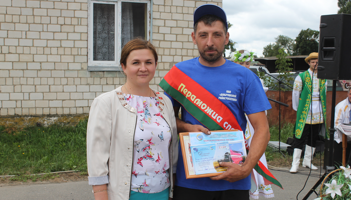 В Добрушском райагросервисе организовали мини-концерт и награждение лучших аграриев