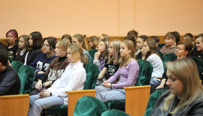 В гимназии состоялась премьера масштабной театрализации, посвященной 77-й годовщине Победы в Великой Отечественной войне