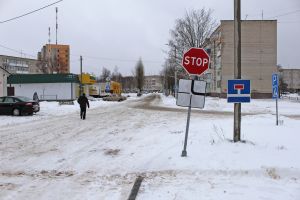 Закрытие проезда части улицы Комарова в Добруше вызвало немало проблем для автомобилистов.