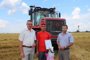 В Добрушском районе чествовали первых тысячников на отвозке зерна