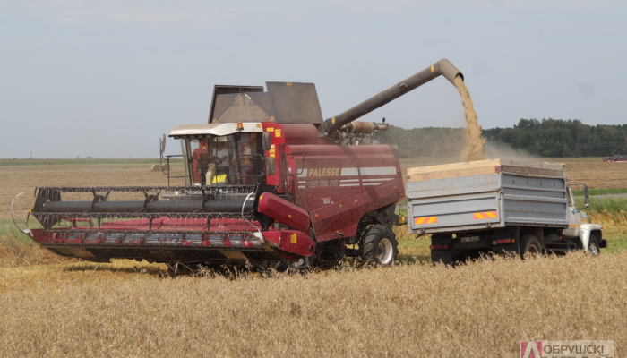 Экипаж сельхозпредприятия «Калининский» первым в районе намолотил две тысячи тонн зерна