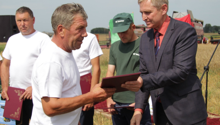 Экипаж сельхозпредприятия «Калининский» первым в районе намолотил две тысячи тонн зерна
