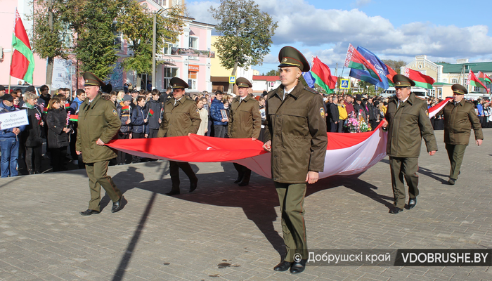 Лишь сейчас мы понимаем важность событий военных лет. В Добруше почтили память освободителей и павших в боях земляков