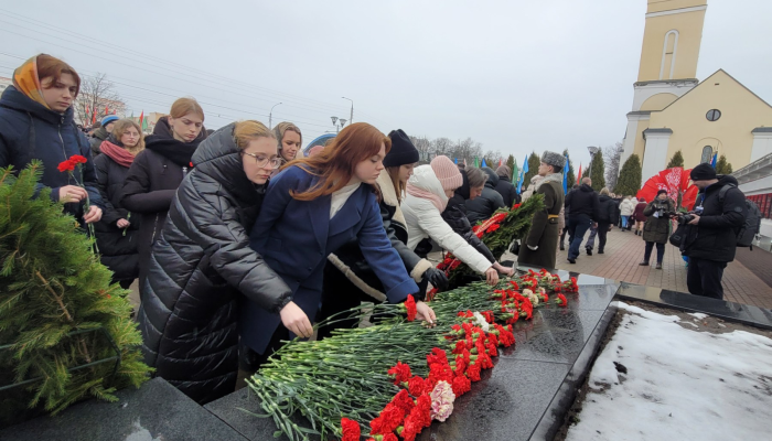 Сотни жителей Гомельской области собрались на Аллее Героев, чтобы почтить память защитников Отечества