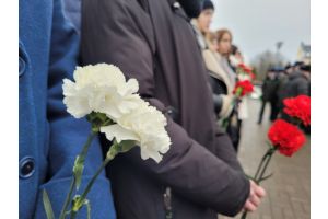 Сотни жителей Гомельской области собрались на Аллее Героев, чтобы почтить память защитников Отечества