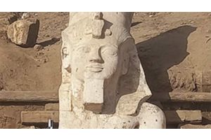 Во время раскопок в Египте археологи нашли верхнюю часть статуи фараона Рамзеса II