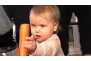 Дочь всполошила родителей, когда добавила в соковыжималку секретный ингредиент (Видео)