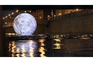 Огромная надувная луна устроила суету на улицах Китая (Видео)