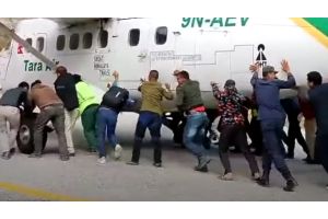 Пассажиры подтолкнули застрявший на взлетной полосе самолет (Видео)