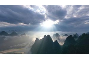ФОТОФАКТ: Живописные виды окутанных туманом гор в Гуйлине на юге Китая