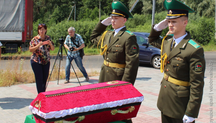 Каждый солдат должен лечь в свою землю. На границе трех республик белорусские поисковики передали украинским коллегам останки погибшего бойца