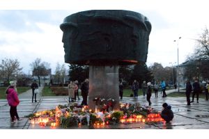 Цветы на святом постаменте. В Латвии продолжают бороться с советским наследием варварским способом